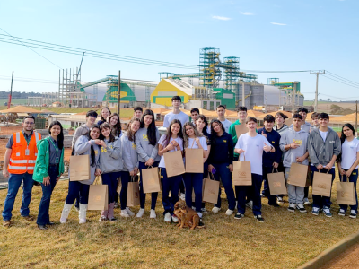 estudantes-do-cooper-jovem-visitam-industrias-da-cooperativa-tradicao