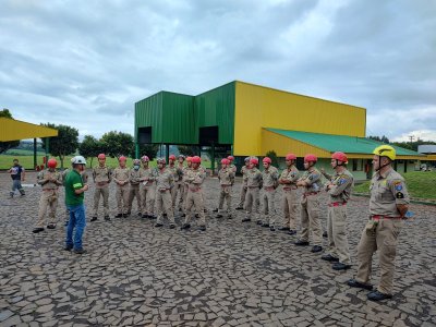 bombeiros-visitam-unidade-de-graos-em-pato-branco-para-treinamento-de-formacao