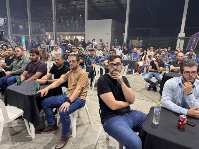 tradicao-maquinas-e-semeato-apresentam-semeadora-de-alta-tecnologia-a-cooperados