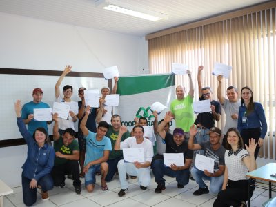 coopertradicao-forma-colaboradores-de-clevelandia-em-curso-de-informatica-basica