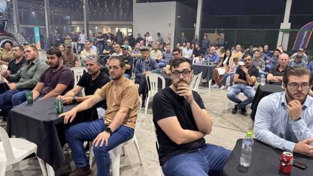 tradicao-maquinas-e-semeato-apresentam-semeadora-de-alta-tecnologia-a-cooperados