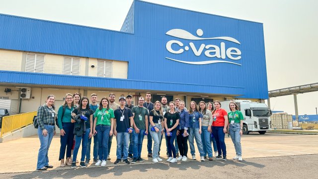 jovens-cooperados-da-coopertradicao-realizam-visita-tecnica-a-cvale-em-palotina
