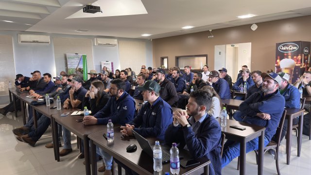 tradicao-promove-atualizacao-tecnica-sobre-manejo-de-ervas-daninhas