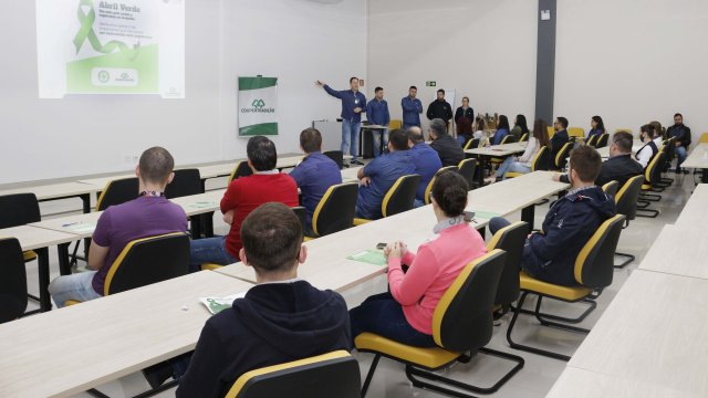 abril-verde-coopertradiccedilatildeo-promove-campanha-sobre-seguranccedila-no-trabalho