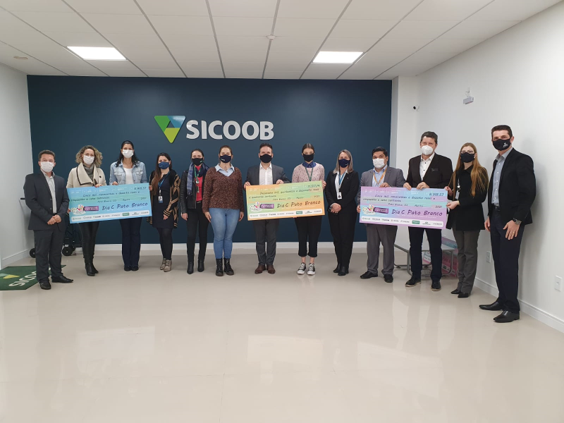 Cooperativas entregam equipamentos para hospitais de Pato Branco