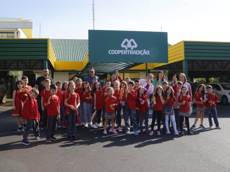 Alunos do Col�gio Integral visitam a Coopertradi��o 