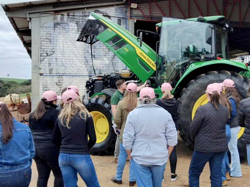 Tradi��o promove curso de Opera��o de Trator exclusivo para cooperadas