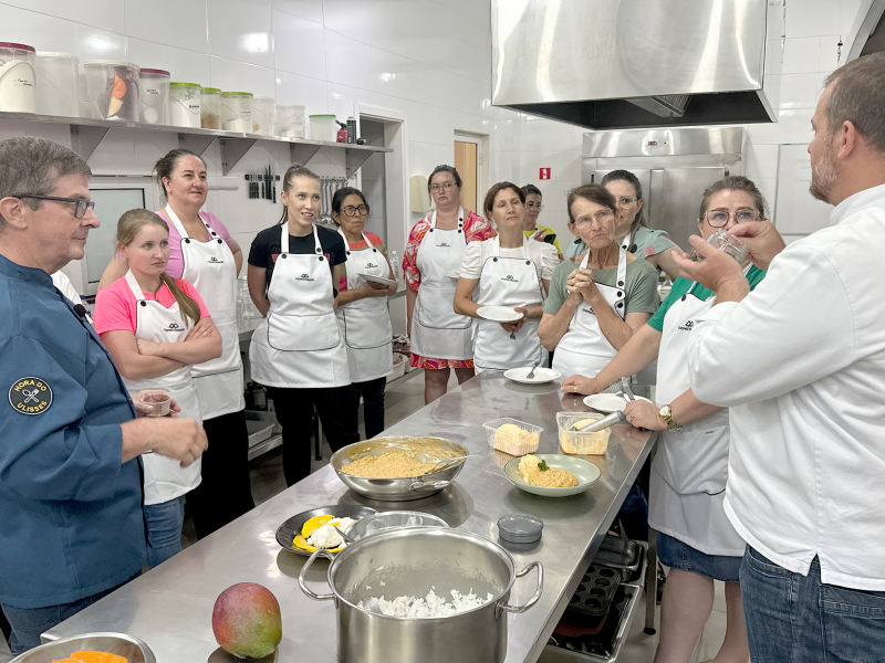 Cooperadas e colaboradoras aprendem t�cnicas de Coc��o de Arroz em curso pr�tico