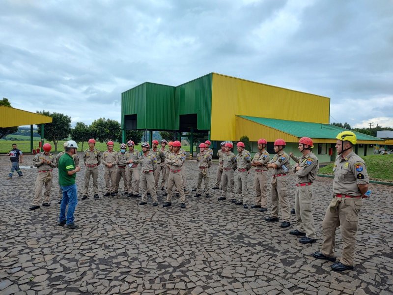 Bombeiros visitam unidade de gr�os em Pato Branco para treinamento de forma��o