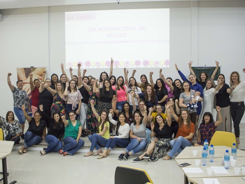 Colaboradoras da Coopertradi��o s�o homenageadas pelo Dia Internacional da Mulher.