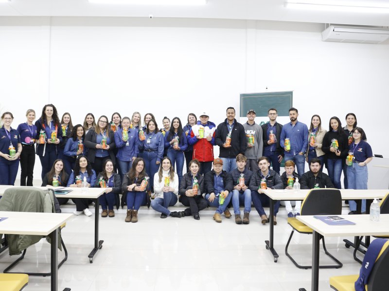 Jovens aprendizes participam de um encontro de socializa��o com monitores e outros colegas