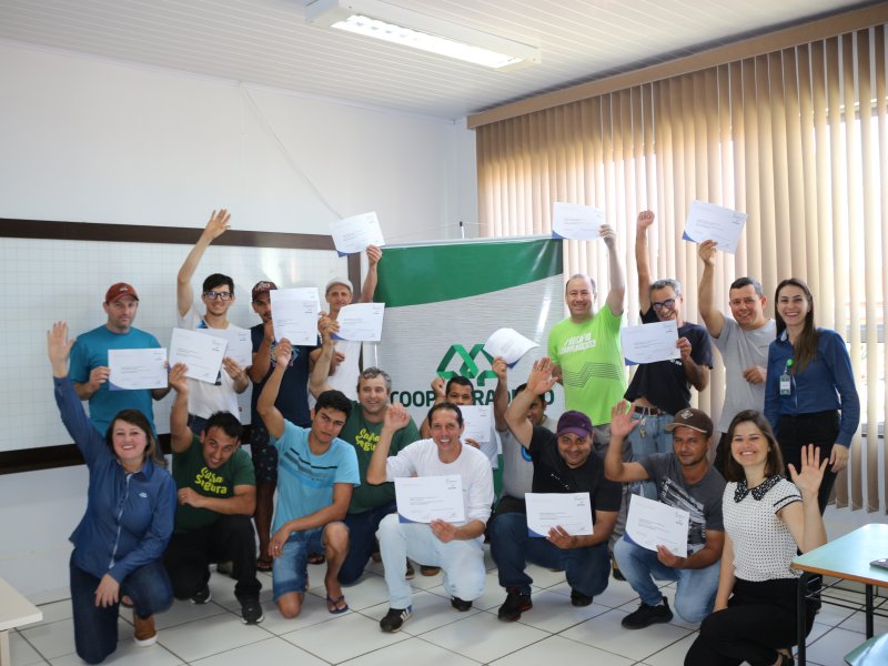Coopertradi��o forma colaboradores de Clevel�ndia em curso de Inform�tica B�sica 
