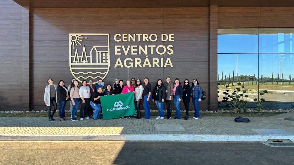 Cooperadas da Coopertradi��o visitam a Cooperativa Agr�ria 